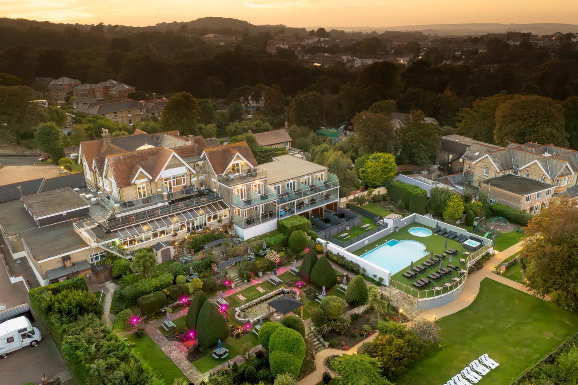 Luccombe Hall 4*